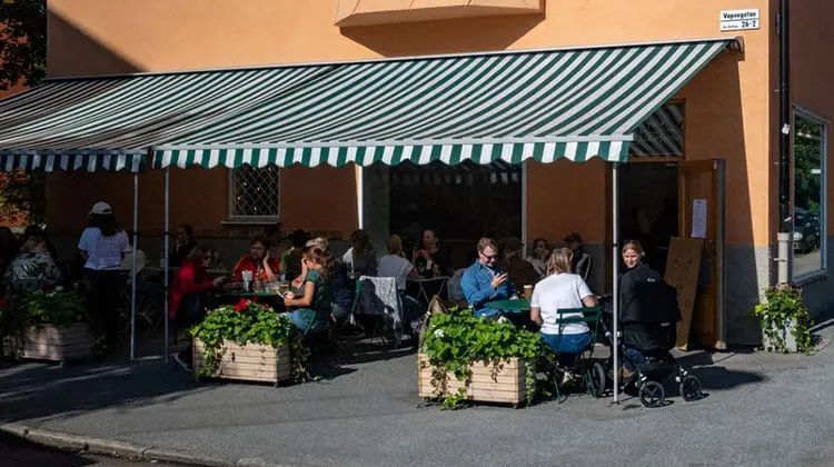 Restaurante onde comer em Estocolmo com mesas na área externa