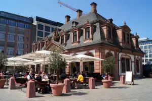 Pessoas no restaurante em Frankfurt.