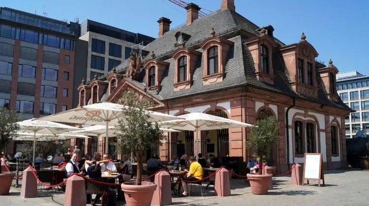 Pessoas no restaurante em Frankfurt.