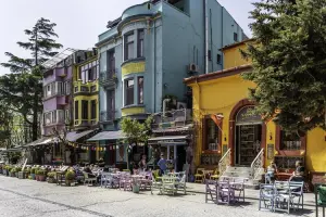 Restaurantes em Istambul em dia de sol
