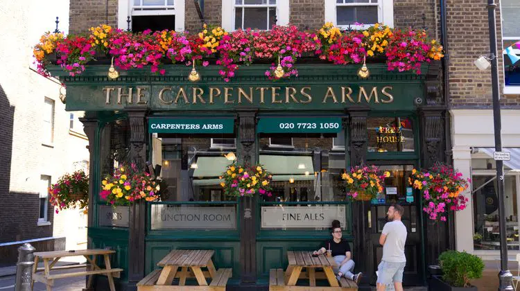 Entrada de pub, um bom lugar onde comer em Londres