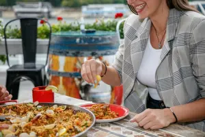 Mulher comendo paella em Madrid, Espanha