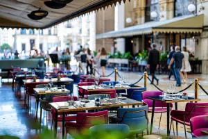 Restaurante com mesas postas onde comer em Milão