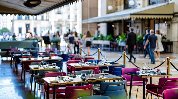 Restaurante com mesas postas onde comer em Milão