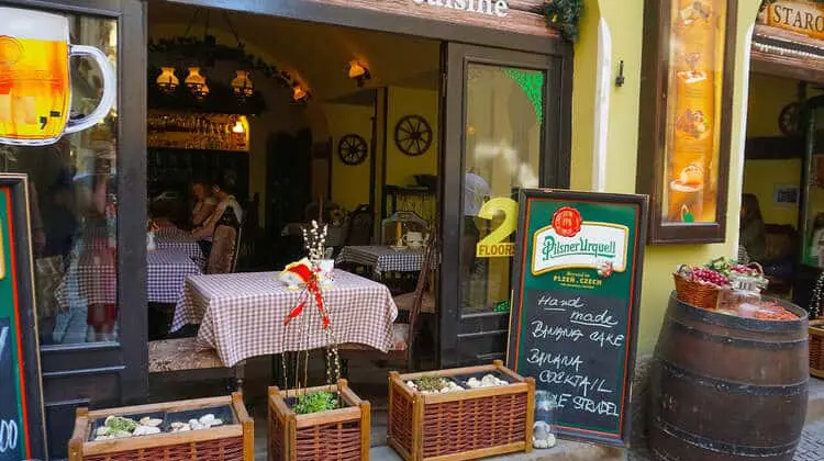 Fachada de um restaurante em Praga