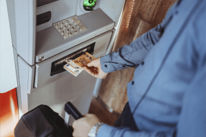 Homem sacando euros para viajar