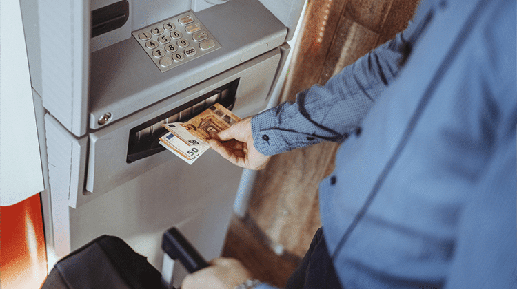 Homem sacando euros para viajar