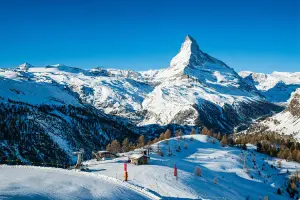 Pista de esqui na Suíça com monte Matterhorn ao fundo
