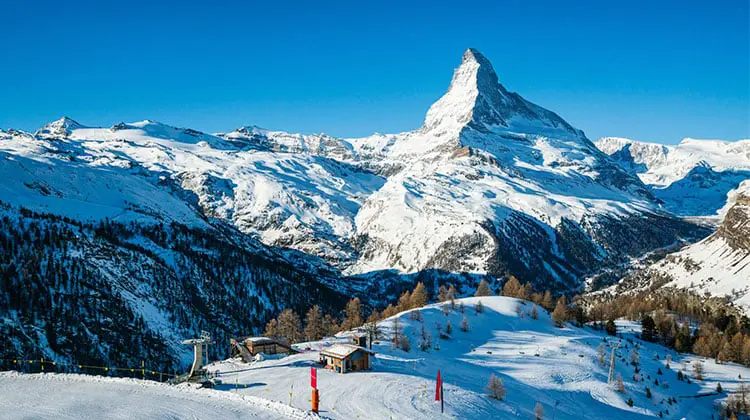 Pista de esqui na Suíça com monte Matterhorn ao fundo