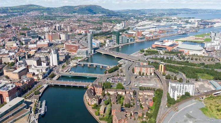 Vista aérea da cidade de Belfast, no Reino Unido.