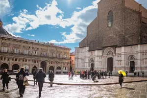 Turistas na Piazza Maggiore