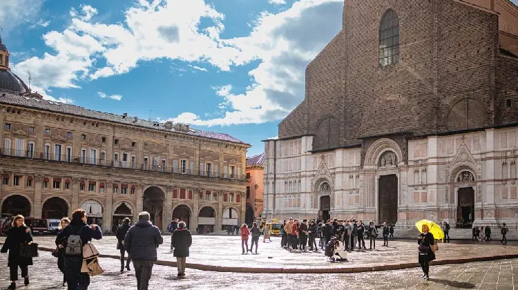 Turistas na Piazza Maggiore