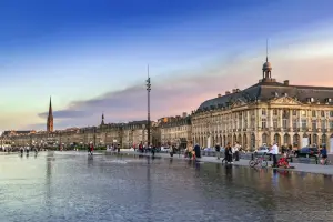 Centro histórico de Bordeaux, em um pôr do sol