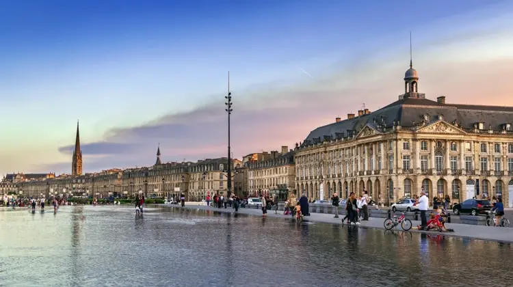 Centro histórico de Bordeaux, em um pôr do sol