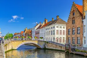 Centro da cidade de Bruges, em dia de sol
