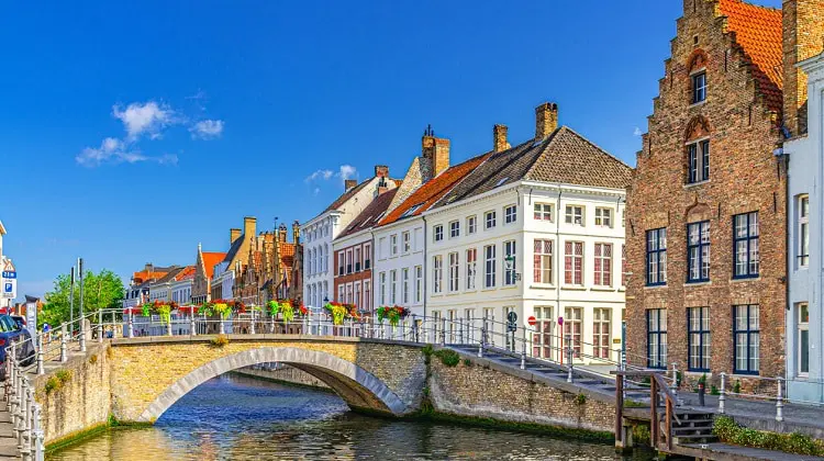 Centro da cidade de Bruges, em dia de sol