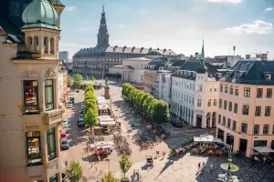 Arquitetura imponente no centro de Copenhague, capital da Dinamarca