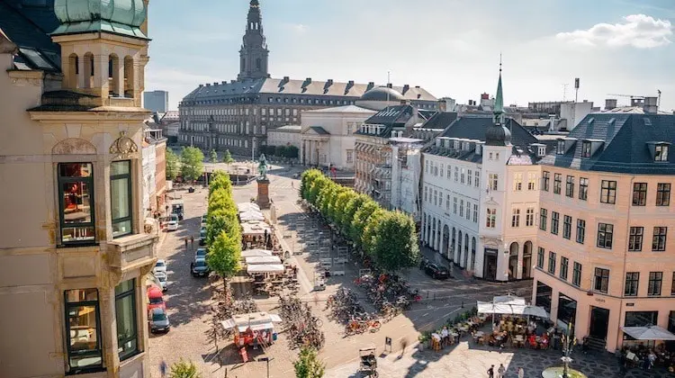 Arquitetura imponente no centro de Copenhague, capital da Dinamarca