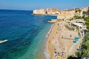 Praia da capital da Croácia, uma das melhores regiões de onde ficar em Dubrovnik.