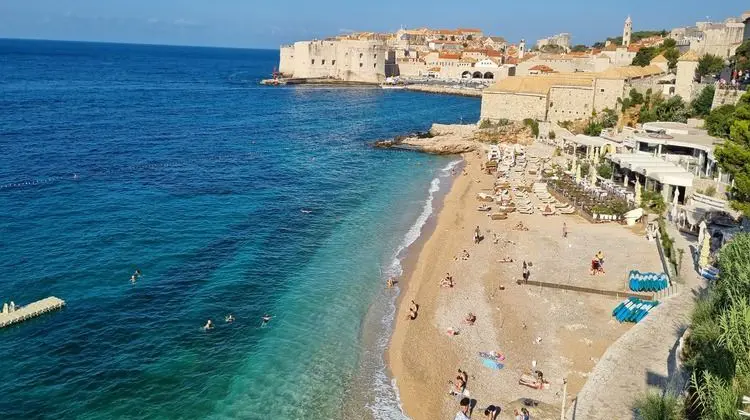 Praia da capital da Croácia, uma das melhores regiões de onde ficar em Dubrovnik.