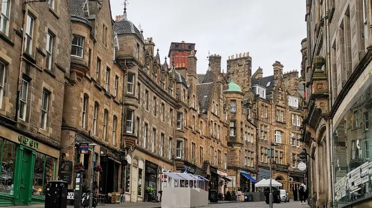 Confira os tipos de acomodações e onde ficar em Edimburgo