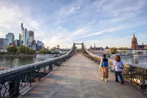 Duas mulheres caminham em ponte de Frankfurt