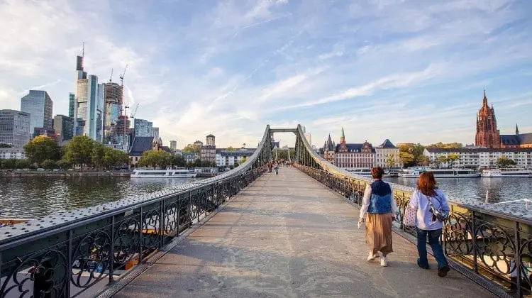 Duas mulheres caminham em ponte de Frankfurt