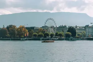 Vista de roda gigante e lac leman em Genebra, na Suíça.