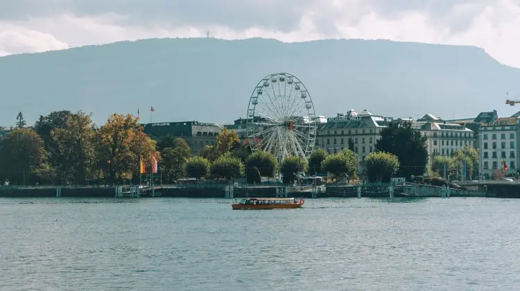 Vista de roda gigante e lac leman em Genebra, na Suíça.