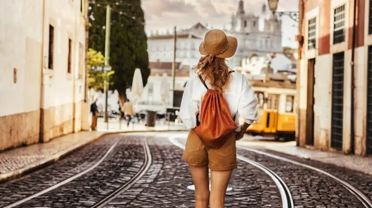 Turista em uma rua de Lisboa, Portugal