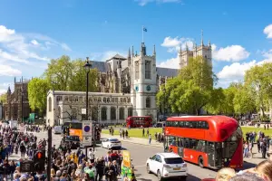 Centro de Londres lotada com turistas em um dia ensolarado