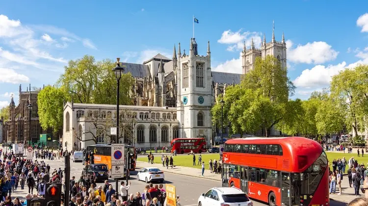 Centro de Londres lotada com turistas em um dia ensolarado