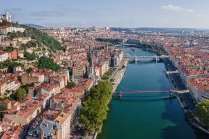 Vista aérea de Lyon com o rio Saône e a Basílica de Notre-Dame de Fourvière ao fundo