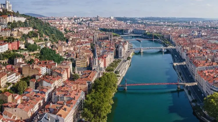 Vista aérea de Lyon com o rio Saône e a Basílica de Notre-Dame de Fourvière ao fundo