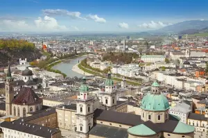 Vista aérea da Cidade de Salzburg, Áustria com cúpulas de igrejas e o Rio Salzach ao fundo
