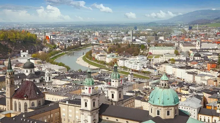 Vista aérea da Cidade de Salzburg, Áustria com cúpulas de igrejas e o Rio Salzach ao fundo