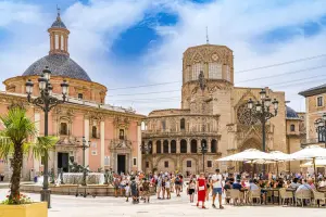 Turistas visitando praça em Valência