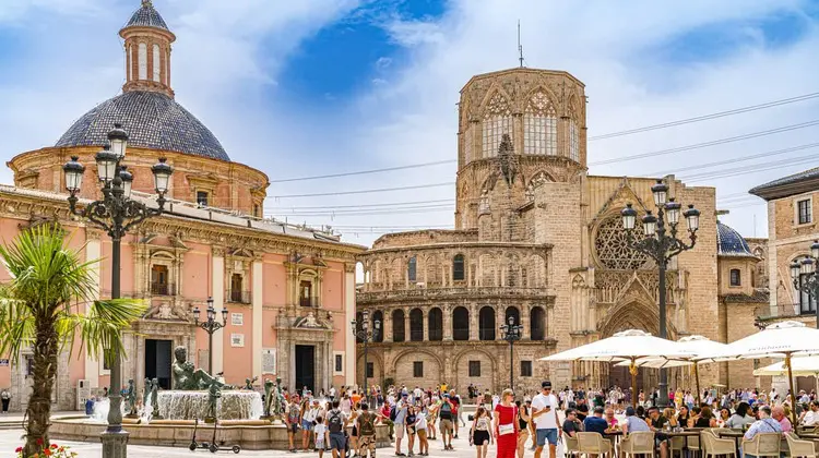 Turistas visitando praça em Valência