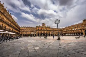 Plaza Mayor na Salamanca perto de muitos hotéis para se hospedar.