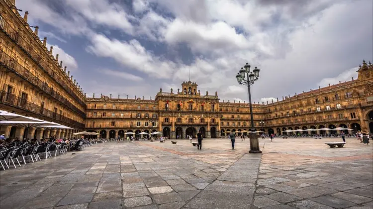 Plaza Mayor na Salamanca perto de muitos hotéis para se hospedar.