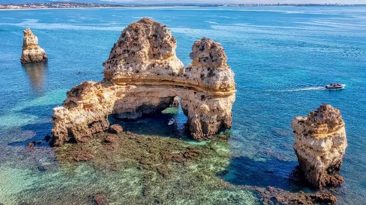 Rocha no mar do Algarve, Portugal