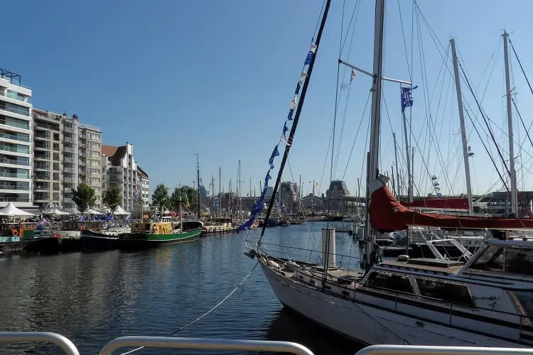 Canal de Oostende, com diversos barcos ancorados.