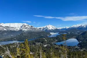 paisagem com montanhas com neve e lagos