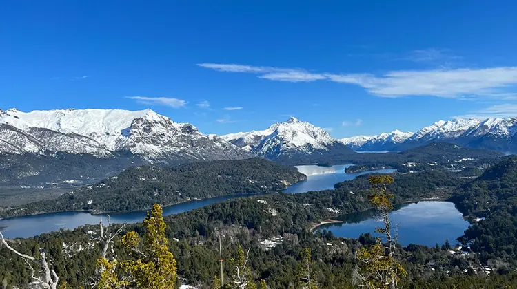paisagem com montanhas com neve e lagos
