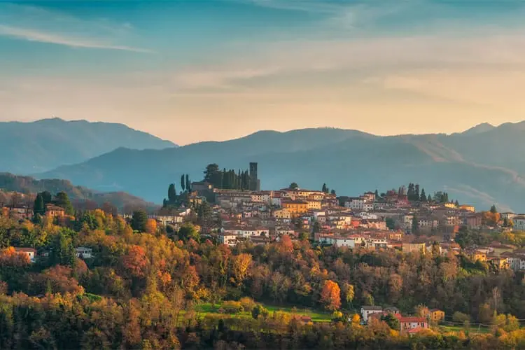 aldeia em montanha com árvores de folhas marrons características do outono