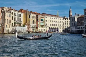 Cidade de Veneza no verão com passeio de gôndola.