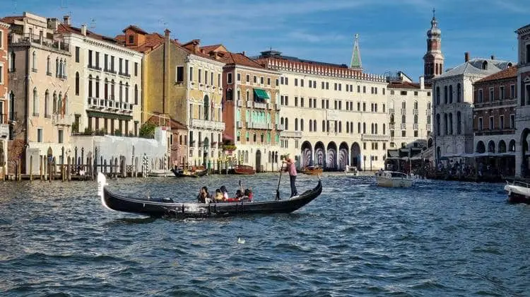 Cidade de Veneza no verão com passeio de gôndola.