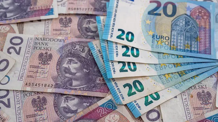 Nem todos os países da União Europeia adotaram o euro como moeda oficial