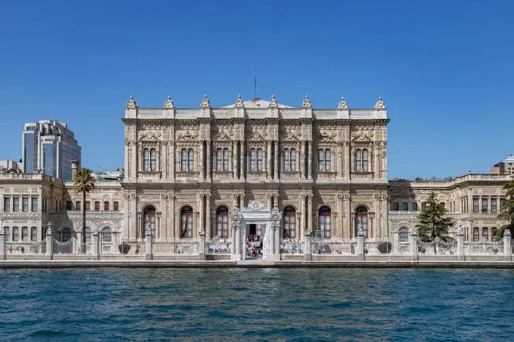 O Palácio Dolmabahçe à beira do Rio Bósforo em Istambul é um importante ponto turístico da cidade.