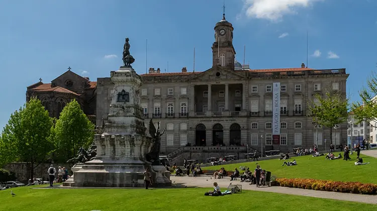 Fachada do Palácio da Bolsa em Porto, Portugal